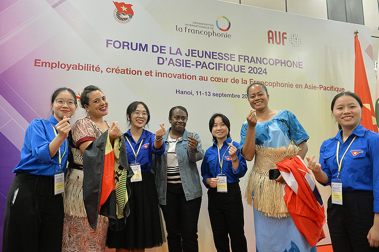 Các đại biểu của chủ nhà Việt Nam cùng bạn bè quốc tế có mặt tại Diễn đàn.