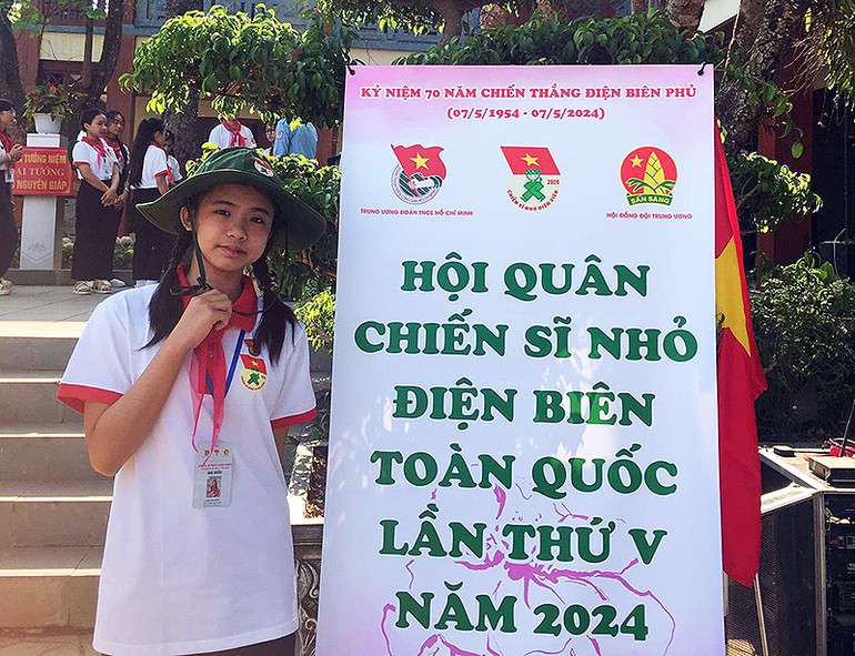 Đại biểu Sần Lâm Duyên tại Khu di tích Sở Chỉ huy Chiến dịch Điện Biên Phủ (xã Mường Phăng, huyện Điện Biên, tỉnh Điện Biên).