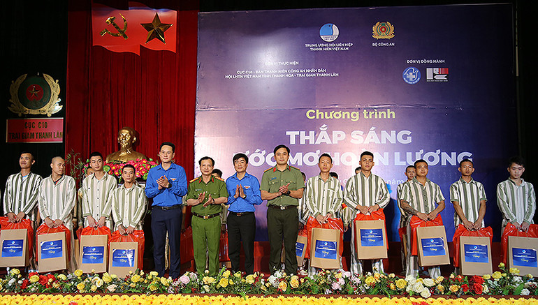 Đồng chí Nguyễn Kim Quy (thứ 5 từ trái qua) cùng đại diện các đơn vị liên quan trao quà tặng các phạm nhân độ tuổi thanh niên hoàn cảnh khó khăn, tích cực học tập, lao động cải tạo tiến bộ.