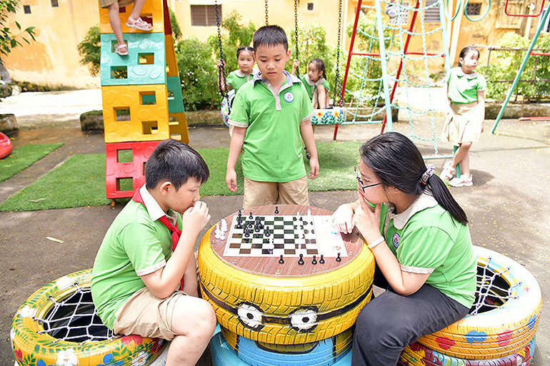 Các em nhỏ hào hứng với những món đồ chơi mới, được xây lên từ chính bàn tay khéo léo của các anh chị đoàn viên, thanh niên tình nguyện.