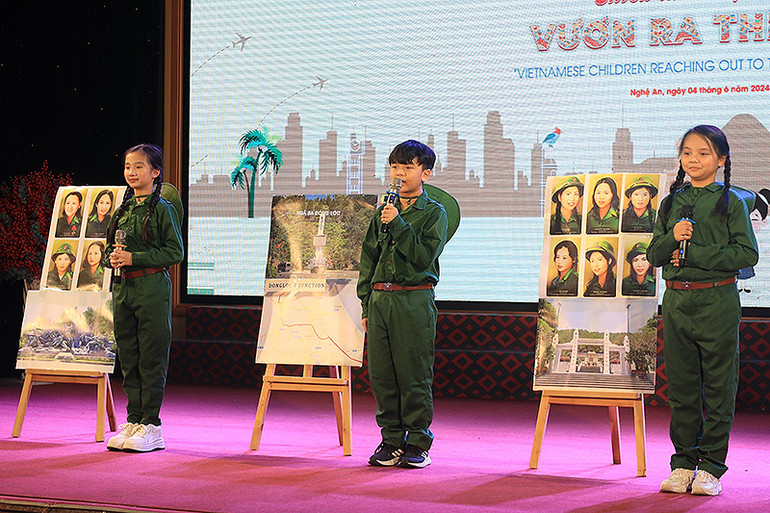 Các thí sinh "nhí" tranh tài hùng biện về 10 huyền thoại Ngã ba Đồng Lộc bằng tiếng Anh.