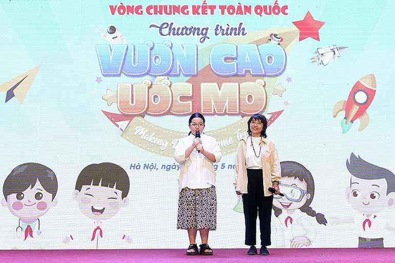 Thí sinh Hà Thúc Chapa cùng người đồng hành thuyết trình về ước mơ của bản thân.