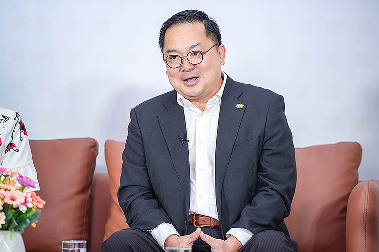 Ông Hoàng Nam Tiến chia sẻ câu chuyện bản thân trong việc chọn ngành nghề.