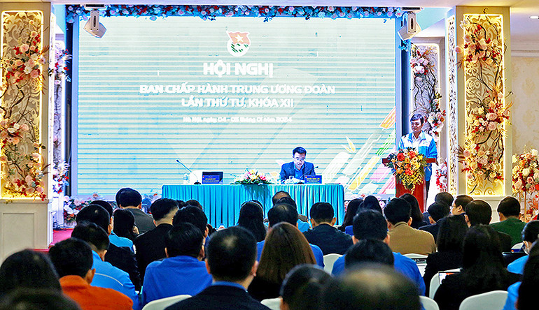 Đồng chí Bùi Quang Huy, Ủy viên dự khuyết Trung ương Đảng, Bí thư thứ nhất Trung ương Đoàn phát biểu ý kiến tại hội nghị.