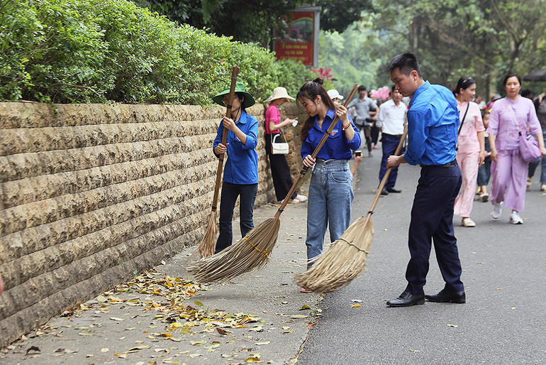 Đoàn viên, thanh niên tình nguyện giữ gìn cảnh quan, vệ sinh môi trường trong những ngày lễ hội.
