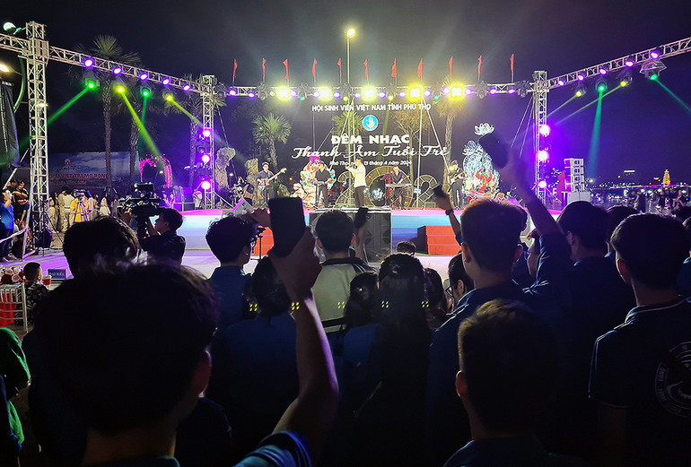 Đêm nhạc "Thanh âm tuổi trẻ" do Hội Sinh viên tỉnh Phú Thọ tổ chức đã góp phần quảng bá hình ảnh, con người Đất Tổ đến du khách thập phương.