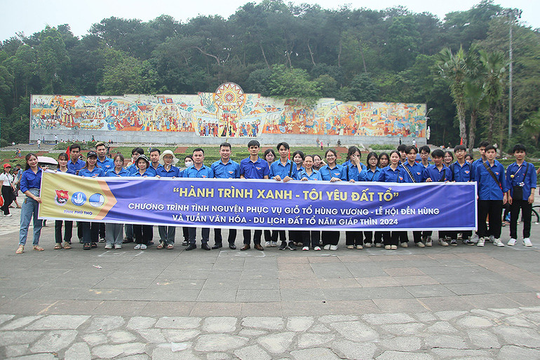 Các bạn trẻ ra quân hỗ trợ Lễ hội Đền Hùng năm 2024.