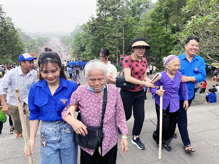 Nụ cười luôn nở trên môi những tình nguyện viên áo xanh.