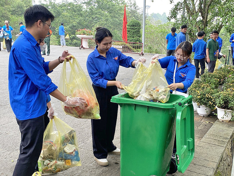 Các đoàn viên, thanh niên tình nguyện luôn tất bật với nhiệm vụ được giao.