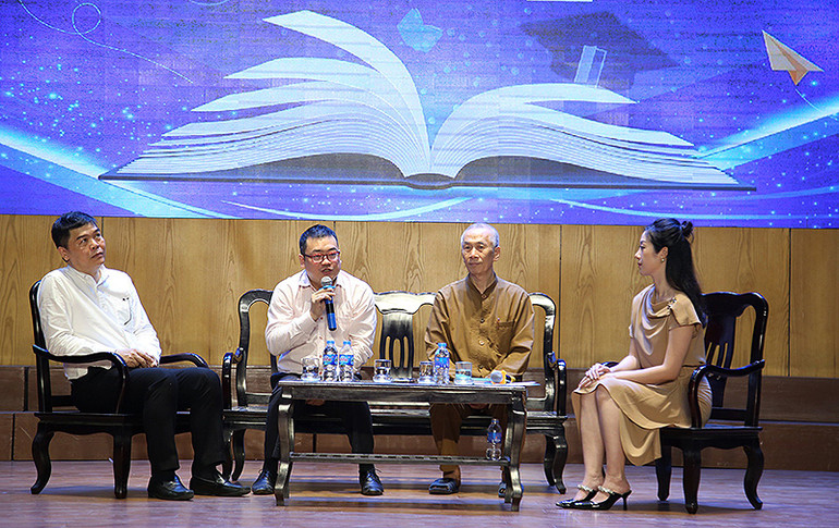 Các chuyên gia thảo luận tại Diễn đàn.