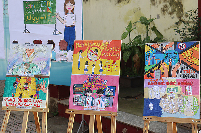 Các sản phẩm mỹ thuật về chủ đề phòng, chống bạo lực học đường trưng bày tại lễ khởi động chương trình "Mạnh từ bên trong" vào sáng 21/3. Các sản phẩm mỹ thuật về chủ đề phòng, chống bạo lực học đường trưng bày tại lễ khởi động chương trình "Mạnh từ bên trong" vào sáng 21/3.