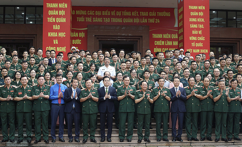 Các đại biểu dự buổi lễ chụp ảnh lưu niệm.