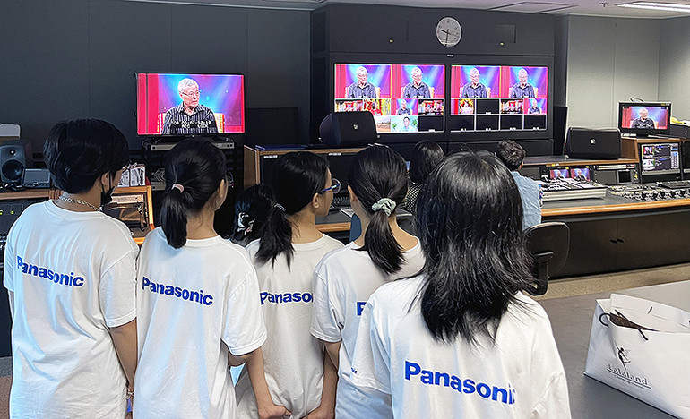 Thí sinh của Chương trình tham quan các trường quay chuyên nghiệp.