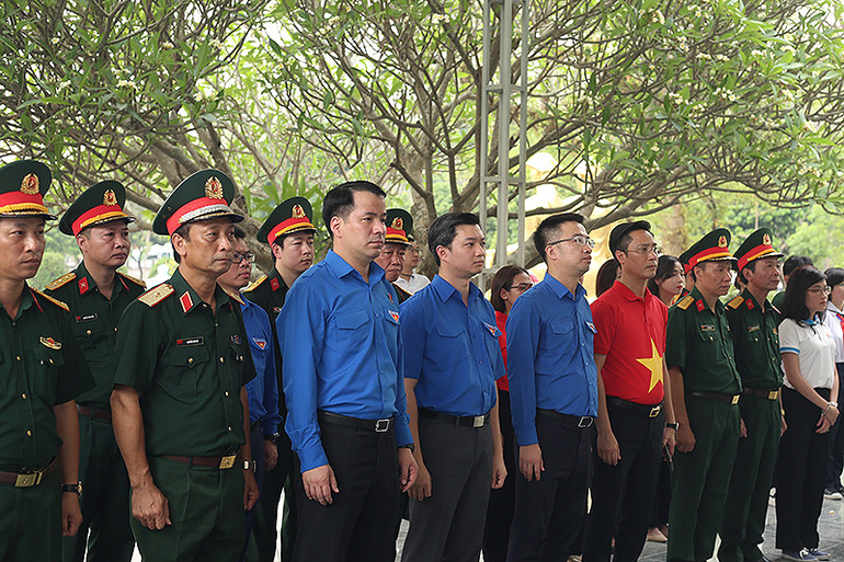 Các đồng chí đại diện lãnh đạo Trung ương Đoàn và các đơn vị liên quan có mặt tại buổi lễ.