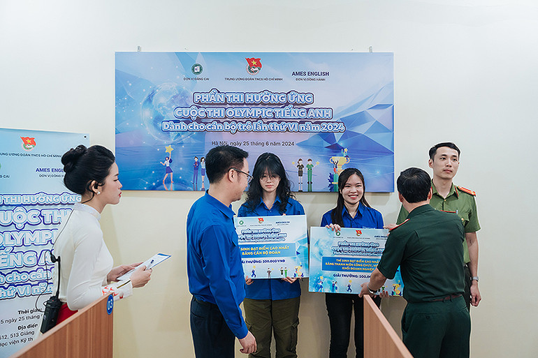 Ban tổ chức trao phần thưởng tặng các thí sinh đạt kết quả cao trong phần thi hưởng ứng.