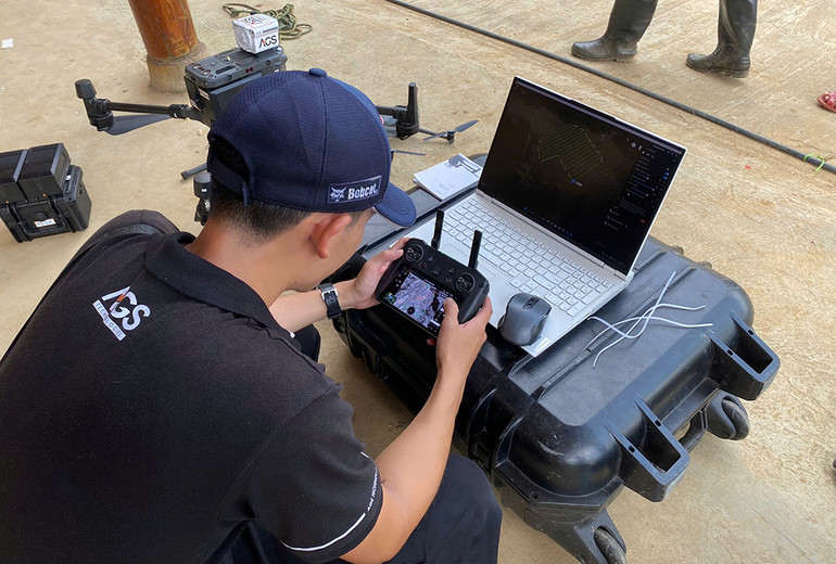Kỹ sư của AGS thiết lập bản đồ bay cho drone tại Làng Nủ.
