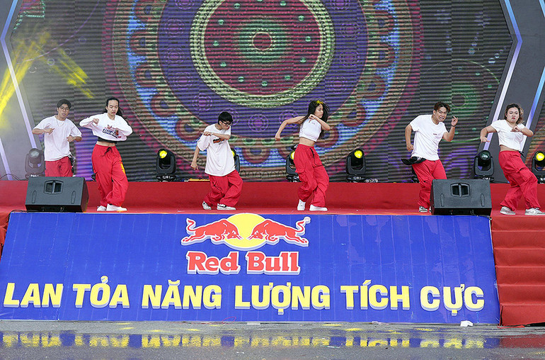 Thanh niên công nhân thỏa sức thể hiện tài năng tại Ngày hội.