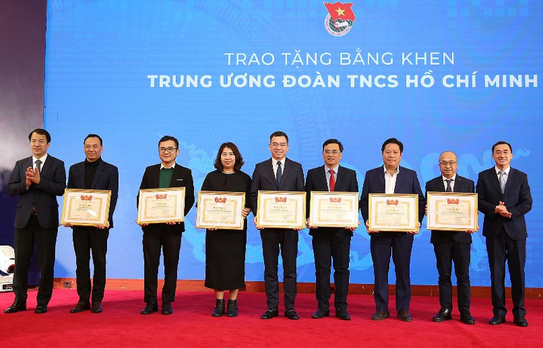 Thứ trưởng Y tế Trần Văn Thuấn, Bí thư Trung ương Đoàn Ngô Văn Cương (lần lượt ngoài cùng bên phải và bên trái) trao Bằng khen của Trung ương Đoàn tặng đại diện tập thể, cá nhân. Thứ trưởng Y tế Trần Văn Thuấn, Bí thư Trung ương Đoàn Ngô Văn Cương (lần lượt ngoài cùng bên phải và bên trái) trao Bằng khen của Trung ương Đoàn tặng đại diện tập thể, cá nhân.