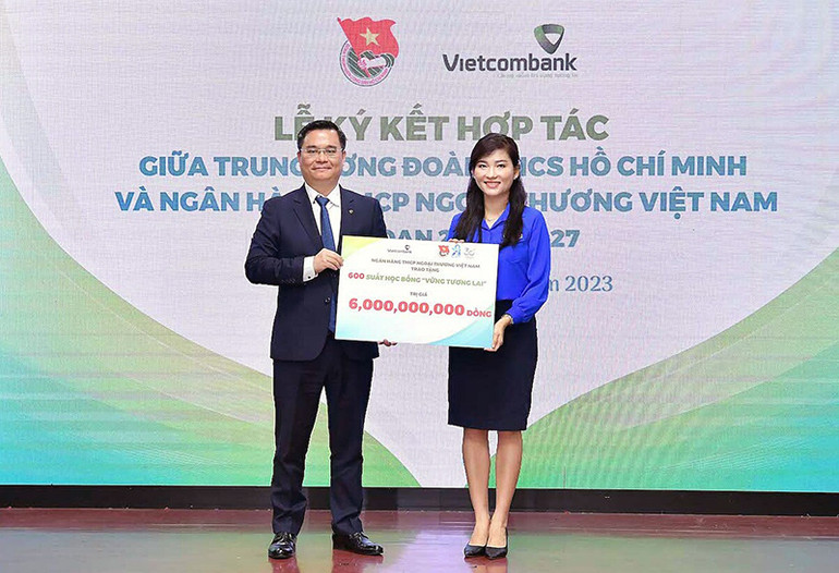 Phó Chủ tịch Thường trực Trung ương Hội Sinh viên Việt Nam Hồ Hồng Nguyên (bên phải) tiếp nhận kinh phí triển khai chương trình từ đại diện Vietcombank.