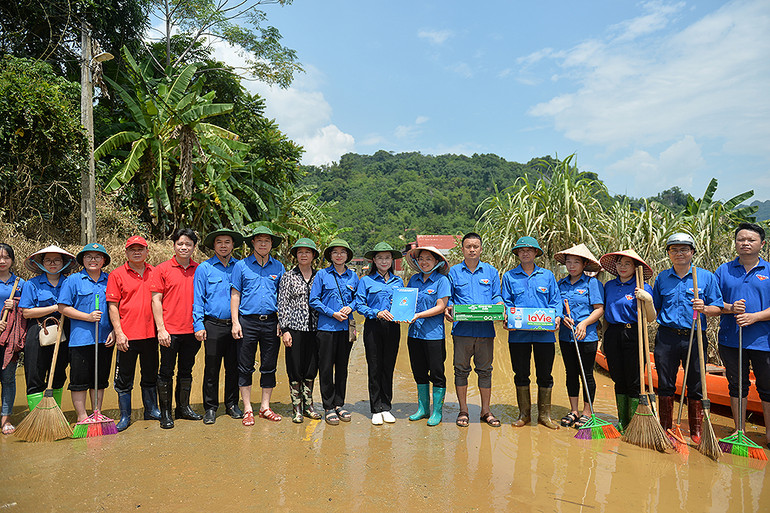 Đồng chí Nguyễn Phạm Duy Trang (thứ 8 từ phải qua) trao nguồn lực hỗ trợ tình nguyện viên.