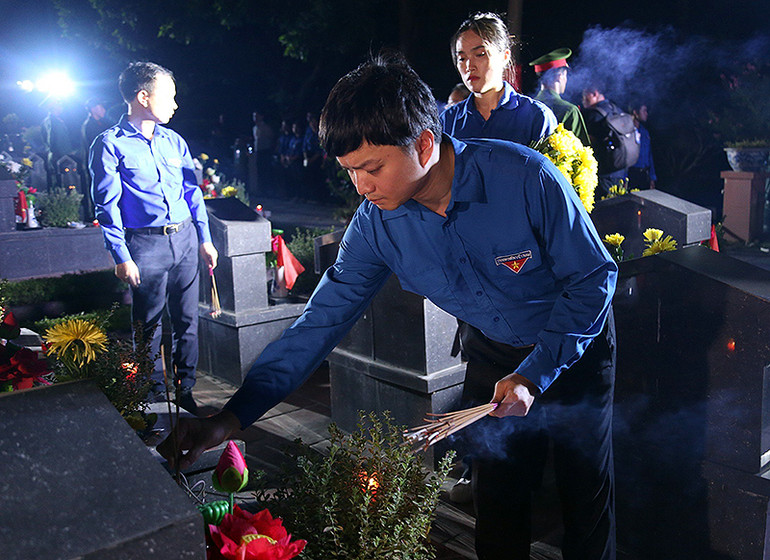Bí thư Trung ương Đoàn, Chủ tịch Hội Sinh viên Việt Nam Nguyễn Minh Triết thắp hương tri ân các anh hùng liệt sĩ tại buổi lễ. Bí thư Trung ương Đoàn, Chủ tịch Hội Sinh viên Việt Nam Nguyễn Minh Triết thắp hương tri ân các anh hùng liệt sĩ tại buổi lễ.
