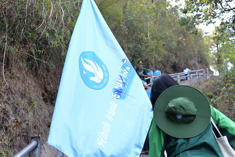 Các đại biểu hồ hởi đến "nơi một con gà gáy ba nước cùng nghe". Các đại biểu hồ hởi đến "nơi một con gà gáy ba nước cùng nghe".