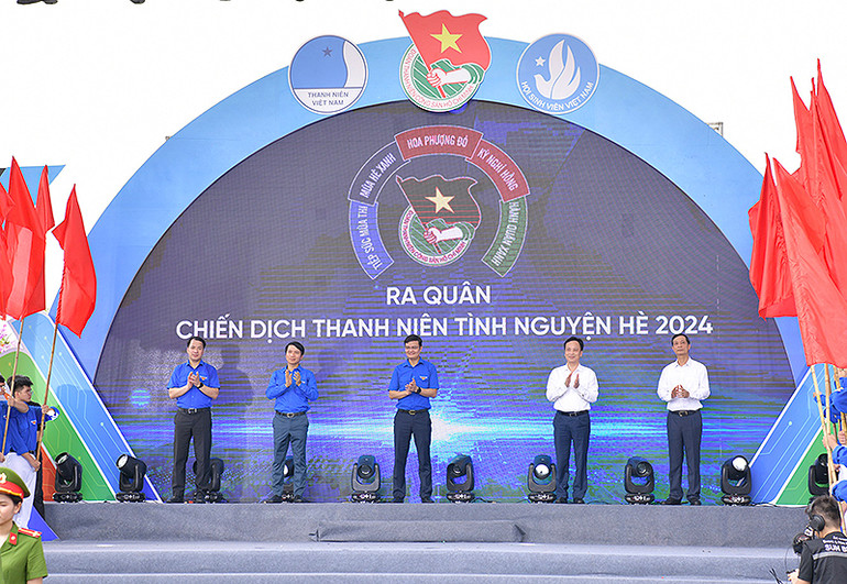 Các đồng chí đại diện Trung ương Đoàn và các bộ, ngành, địa phương thực hiện nghi thức ra quân Chiến dịch Thanh niên tình nguyện hè năm 2024.
