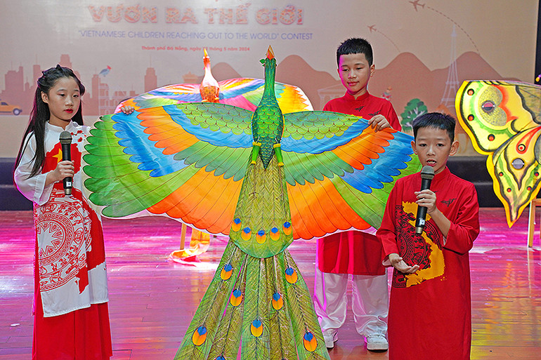 Hình tượng cánh diều được các thí sinh nhỏ tuổi thể hiện đầy màu sắc trên sân khấu.