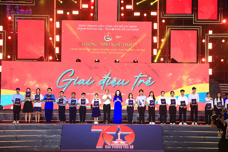 Đồng chí Chu Hồng Minh (áo dài xanh) cùng đại diện các đơn vị liên quan trao học bổng tặng học sinh, sinh viên tại Thành phố Hồ Chí Minh vượt khó học tốt.