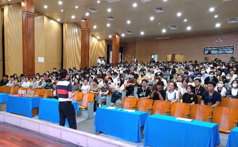 Các diễn giả trao đổi, cung cấp thông tin đến bạn trẻ dự Diễn đàn.