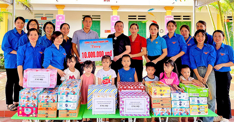 Đoàn thiện nguyện trao các phần quà, nhu yếu phẩm hỗ trợ cô trò Trường mầm non Vô Tranh.