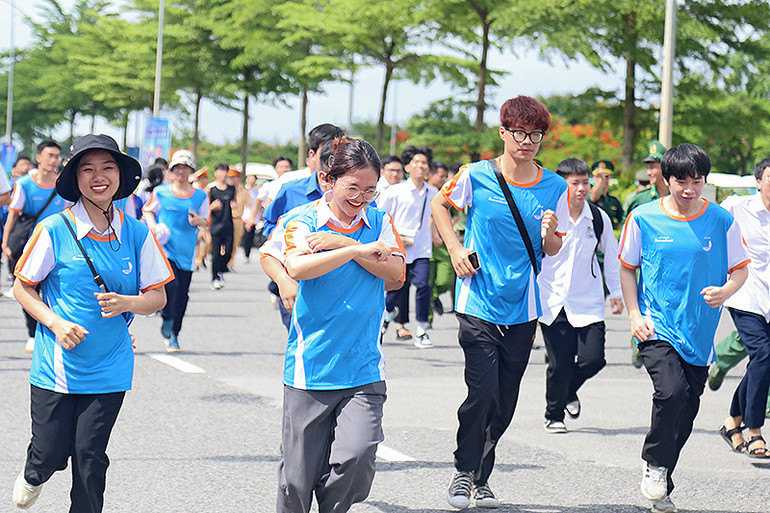 Các bạn trẻ hào hứng tham gia chạy bộ hưởng ứng chương trình "Những bước chân vì cộng đồng" ngay sau buổi lễ.