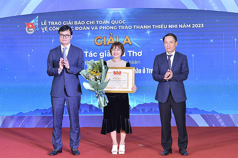 Tác giả Vũ Thơ (Báo Thanh Niên) nhận giải A tại buổi lễ.