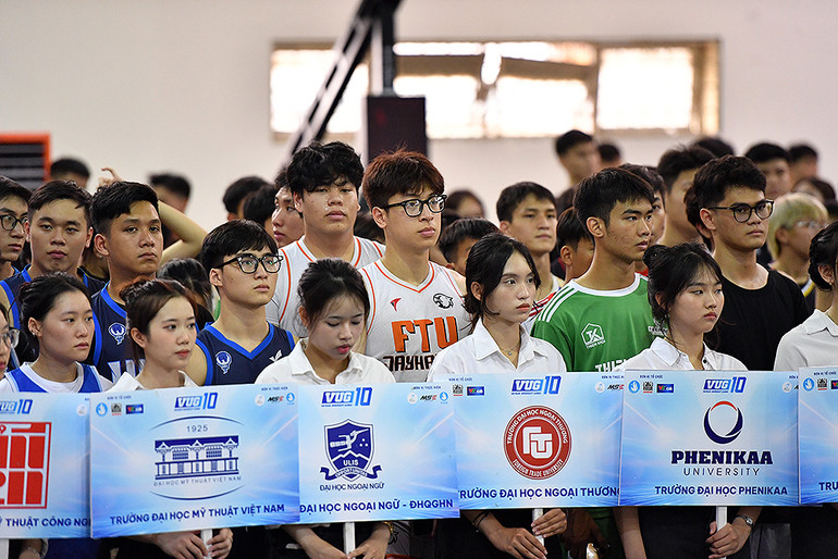 Các vận động viên bóng rổ 3x3 trước giờ khởi tranh. Các vận động viên bóng rổ 3x3 trước giờ khởi tranh.