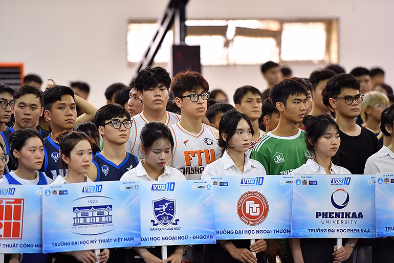 Các vận động viên bóng rổ 3x3 trước giờ khởi tranh.