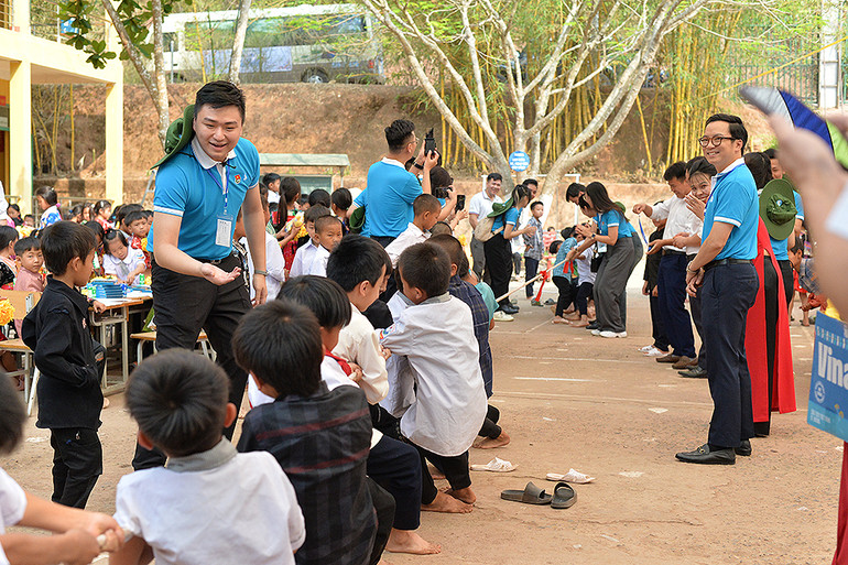 Những trò chơi sôi nổi, hào hứng mà các anh chị sinh viên mang tới cho các em thiếu nhi.