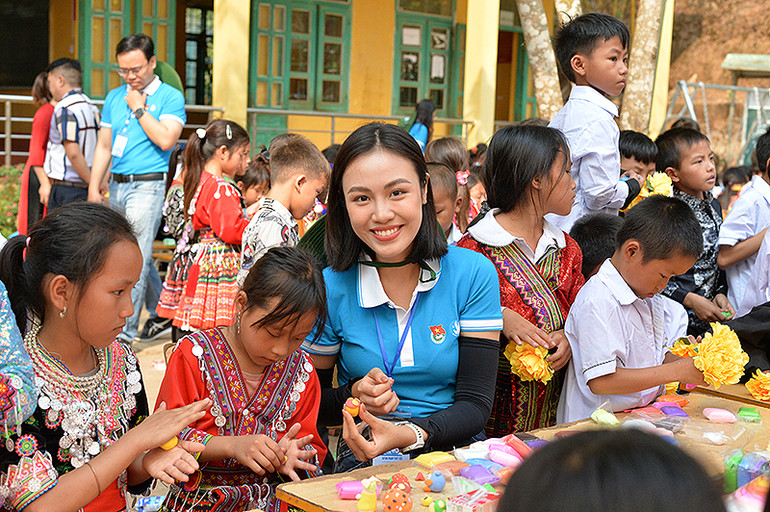 Các bạn trẻ chung vui cùng những em nhỏ vùng cao trong khuôn khổ Hành trình.