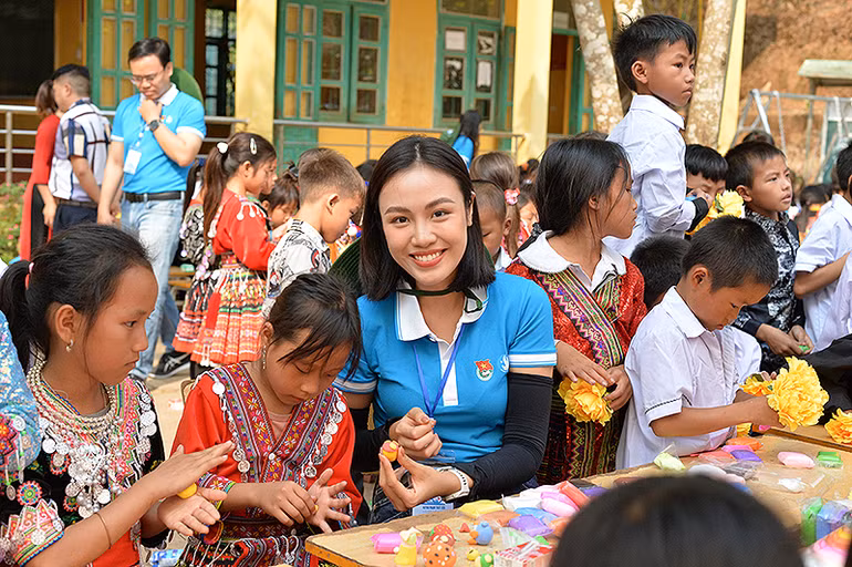 Các bạn trẻ chung vui cùng những em nhỏ vùng cao trong khuôn khổ Hành trình.