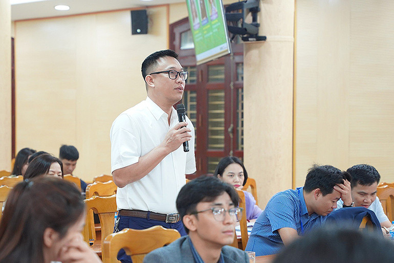 Các đại biểu thảo luận, đặt câu hỏi tại hội thảo.