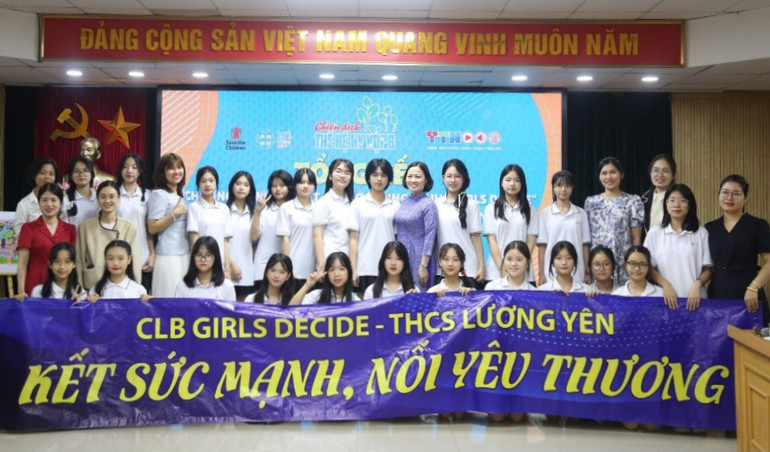 Thành viên câu lạc bộ Girls Decide Trường Trung học cơ sở Lương Yên tại buổi lễ.