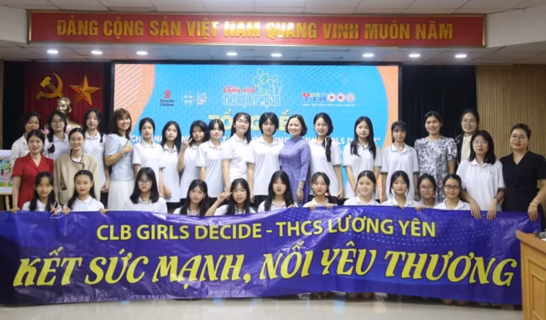 Thành viên câu lạc bộ Girls Decide Trường Trung học cơ sở Lương Yên tại buổi lễ.