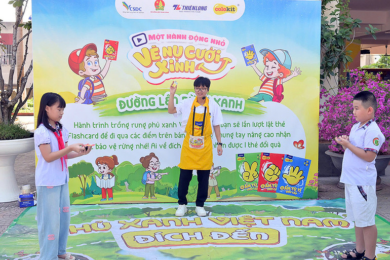 Các em nhỏ tham gia những trò chơi trải nghiệm thú vị.