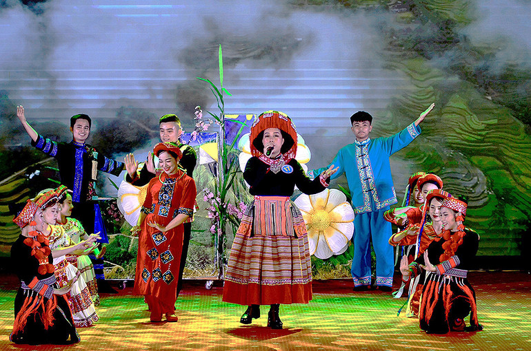 Tiết mục tại đêm chung kết của nữ thí sinh Giàng Thị Thanh.