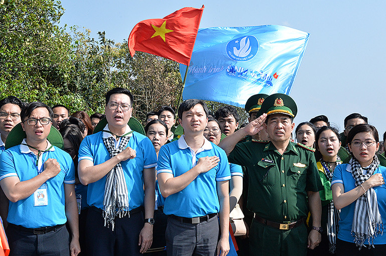 Các đại biểu thanh niên, sinh viên thực hiện lễ chào cờ chủ quyền tại Cột mốc số 0 ở xã Sín Thầu (huyện Mường Nhé, tỉnh Điện Biên)