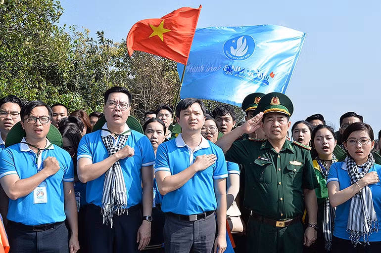 Các đại biểu thanh niên, sinh viên thực hiện lễ chào cờ chủ quyền tại Cột mốc số 0 ở xã Sín Thầu (huyện Mường Nhé, tỉnh Điện Biên)