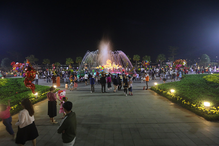 Góc nhìn xa hướng tới khu vực Đài phun nước. Góc nhìn xa hướng tới khu vực Đài phun nước.