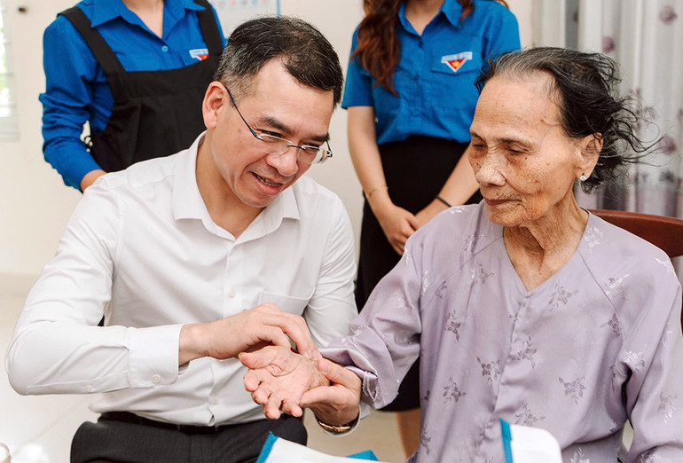 Cục trưởng Quản lý Khám chữa bệnh (Bộ Y tế), Phó Chủ tịch Hội Liên hiệp thanh niên Việt Nam, Chủ tịch Hội Thầy thuốc trẻ Việt Nam Hà Anh Đức đến thăm, kiểm tra sức khỏe các Bà mẹ Việt Nam Anh hùng.