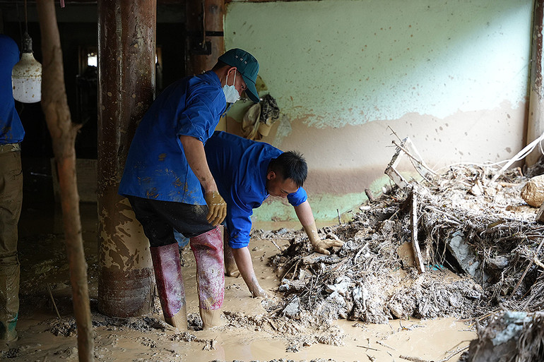 Đoàn viên, thanh niên địa phương tình nguyện tham gia khắc phục hậu quả thiên tai.