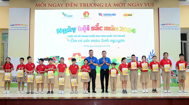 Đồng chí Lê Anh Quân (áo xanh, bên trái) và đại diện các đơn vị liên quan trao quà tặng học sinh có thành tích tốt. Đồng chí Lê Anh Quân (áo xanh, bên trái) và đại diện các đơn vị liên quan trao quà tặng học sinh có thành tích tốt.