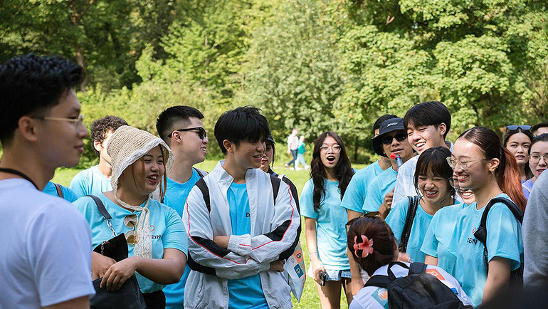 Các đại biểu trong một hoạt động kết nối tại Hội trại.